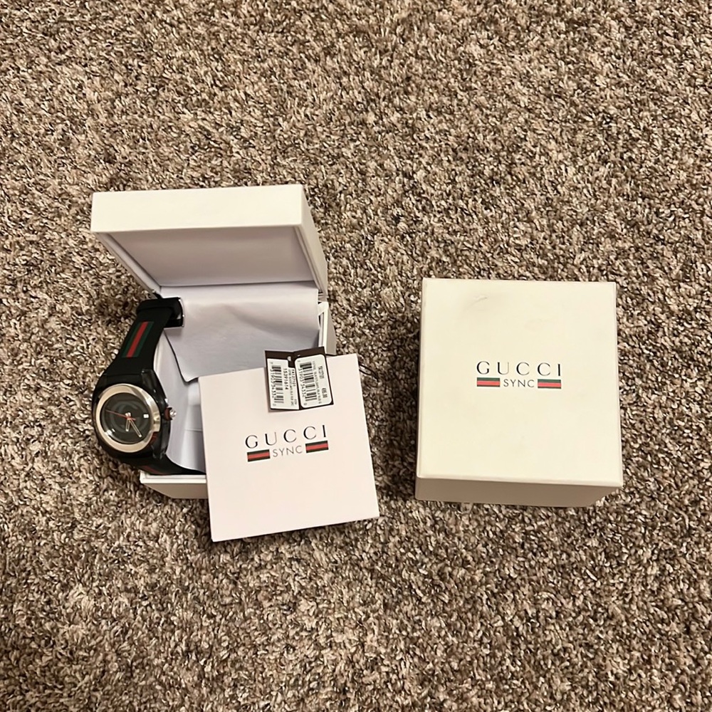 AUTHENTIC Unisex GUCCI watch (BIG FACE & LIKE NEW)